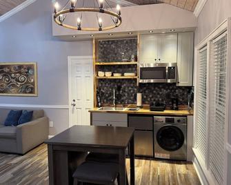 The Charming Villa B, pool, lake view - Moultrie - Kitchen