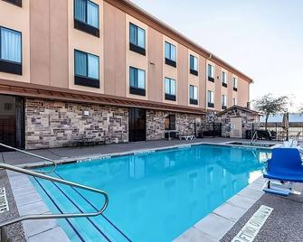 Affordability Meets Comfort at Red Lion Inn & Suites Mineral Wells! Onsite Pool! - Mineral Wells - Pool