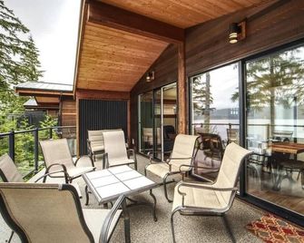 Going Coastal A - Oceanfront - Pet Friendly - Port Renfrew - Balcony
