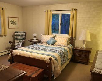 Quiet country home with large yard. - Bynum - Camera da letto
