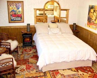 The Hideout is a quaint, cozy tiny house/cabin at Round Mountain Ranch - Leander - Habitación