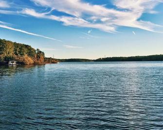 Spotless, Private Dock, Chef’s Kitchen, Wifi, Dogs Ok, Repeat Stay Discounts - Clarksville - Habitación