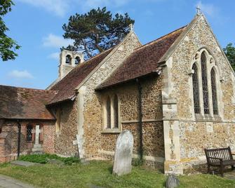 Just off the seafront quiet and peaceful 2 bedroom ground floor retreat - Frinton-on-Sea - Building