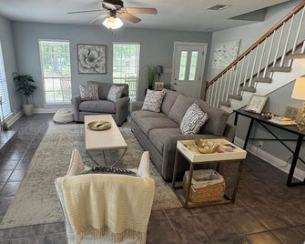 Sleepy Lagoon Cottage - On 30 lush acres & just minutes from Downtown Covington! - Covington - Living room