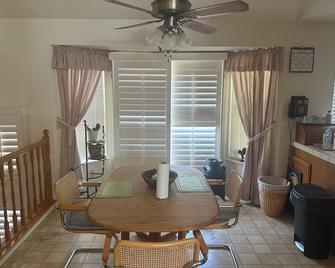 Exquisite Antelope-Indian themed residence is situated in Sacramento, Ca. - Antelope - Comedor
