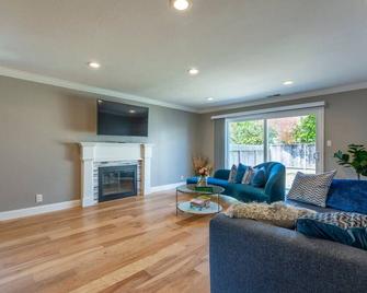 Marbella Lane Seaside Retreat, Walk To - Half Moon Bay - Living room