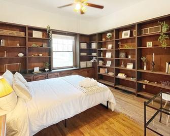 4 Bed/4 Bath Historic Downtown Parkville Home - Parkville