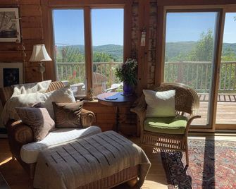 Jaw-Dropping Coastal Mountain & Ocean View Post & Beam Log Getaway - Rockport - Living room