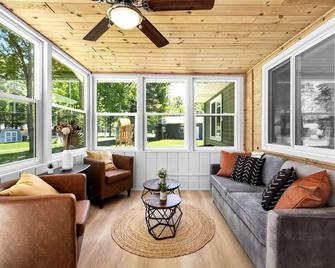 Welcome to Lakeside Lodge - Game Cave, Golf Greens - Gladwin - Living room