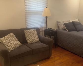 Charming cottage in Kenner with AC and WiFi. Enjoy your stay - Kenner - Living room