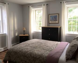 Large Picturesque Farmhouse Nestled On 92 Acres In Beautiful Lancaster County - Manheim - Bedroom