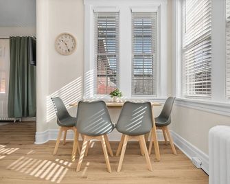 Charming Studio with Sun Room Sleeps 4 - Pittsburgh - Dining room