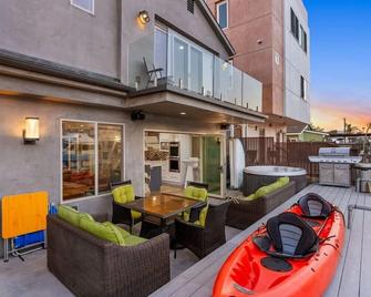 Voted Airbnb Most Loved Home 2024 Duffy Boat - Huntington Beach - Patio