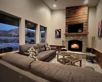 Rustic charm awaits you in Kanab! - Kanab - Living room
