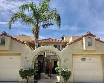 Oasis Resort Remodeled Condo Has 2 King Suites, Pools, Tennis, Pickleball & More - Palm Springs - Gebäude