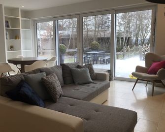 Luxurious country villa nestled in a horse farm on the mountain with great views - Pfaffenhofen an der Ilm - Wohnzimmer