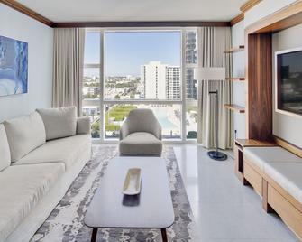 كاريلون ميامي ويلنيس ريزورت - ميامي بيتش - غرفة معيشة