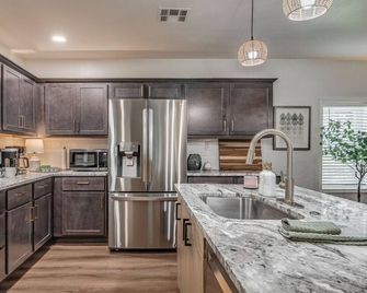 Peaceful Acre - Cozy house with beautiful backyard - Ada - Keuken