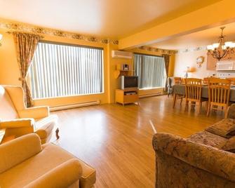 Travelodge by Wyndham Drummondville - Drummondville - Living room