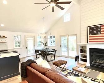 The Polo House. Cozy Ralph Lauren Design - Carbondale - Wohnzimmer