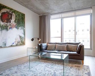 2 Bedroom Downtown Ottawa Condo - אוטאווה - סלון