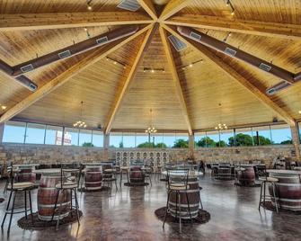 Mendelbaum Winery Guest Cabins - Fredericksburg - Restaurant