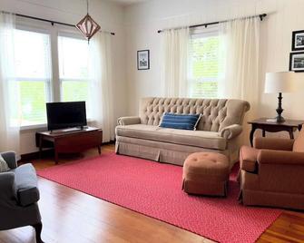 Craftsman Cottage minutes from the Mississippi River. - Marquette - Living room