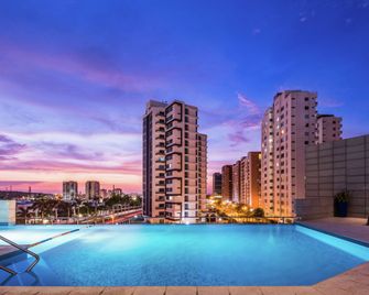 Hilton Garden Inn Barranquilla - ברנקילה - בריכה