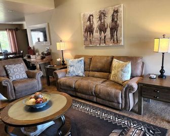 Johnnys Sedona Getaway 2 Primary Suites 2 Bath - Village of Oak Creek - Sala de estar