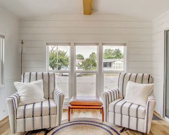 Breezy Ocean Pines Cottage w/ Patio & Pool Access! - Ocean Pines - Living room