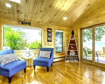 Lake Front private Retreat near Niagara Falls with 5 bedrooms,3.5 bathrooms - Youngstown - Living room