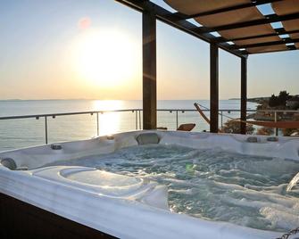 هوتل ديلفين - زادار - حوض السباحة