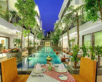 جولدن تيمبل ريتريت - سيم ريب - حوض السباحة