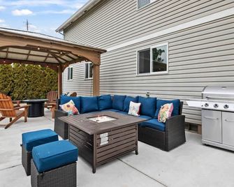 Unrivaled Location, Hot Tub, Huge Patio w/ Gazebo and Couches, Pool Table, Ping Pong, Walk to Dundee - Dundee - Patio