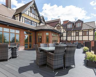 De Rougemont Manor Hotel - Brentwood - Patio
