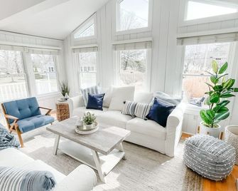 Cottage Getaway - Walk to Beach & Downtown Sleep 7 - Ogunquit - Living room