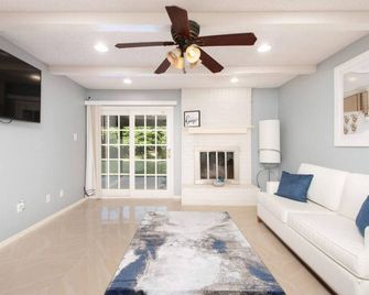 Austin Alternative Perfect for Large Families - Round Rock - Living room