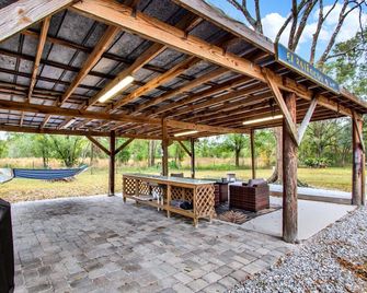 Moonlit Tiny Escape | Hot Tub | Hammock | Fire Pit - Zephyrhills - Binnenhof