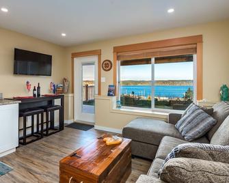 Pier View Suite, Stunning Ocean View. - Campbell River - Living room