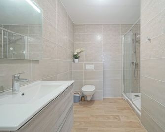 Hotel Trianon Saint Ouen - Saint-Ouen - Koupelna