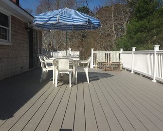 Enjoy Yourself at Great Harbors Updated Ranch - Falmouth - Balkon