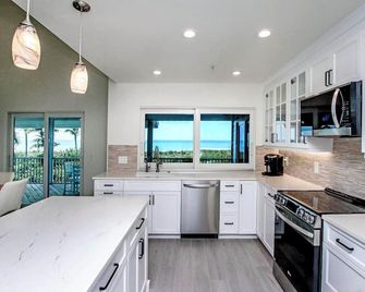 Nirvana Beachfront 3 Bedroom / 3 Bath House - Captiva - Kitchen