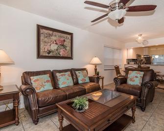 Luxury Shorewalk Water Front 2 Bedroom 2 Bathroom 3mins Img 5 Mins Beach - Bradenton Beach - Wohnzimmer