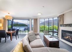 The Beacon - 2 Bedroom Luxe Apartment - Queenstown - Living room