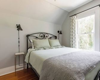 Iconic Modern Farmhouse - San Luis Obispo - Bedroom