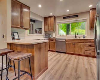 Plumas Pines Escape - Golf Views + Coffee Bar + Games + Family Friendly - Cromberg - Kitchen