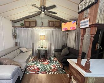 Homeaway From Home Cute Park Model. - Port Isabel - Salon