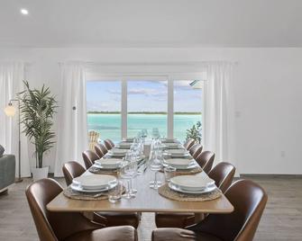 Luxury beachfront villa with dock and a private large heated pool. For 10 people - Georgetown - Essbereich