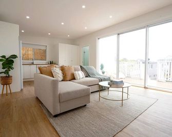 5 mins walk to Beach - Modern Beachy Escape. Netflix, Full Kitchen, Comfy Beds! - Terrigal - Wohnzimmer