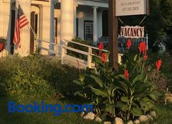 Glass Magnolia Bed & Breakfast - Interlaken - Building